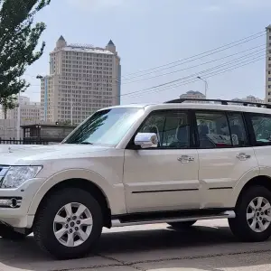 Mitsubishi Pajero (Import) лот 57361050 из Китая