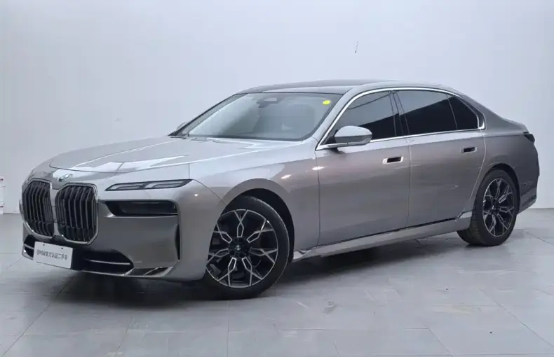 BMW 7 Series 2023 из Китая
