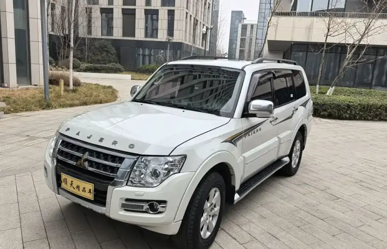 Mitsubishi Pajero (Import) 2017 из Китая
