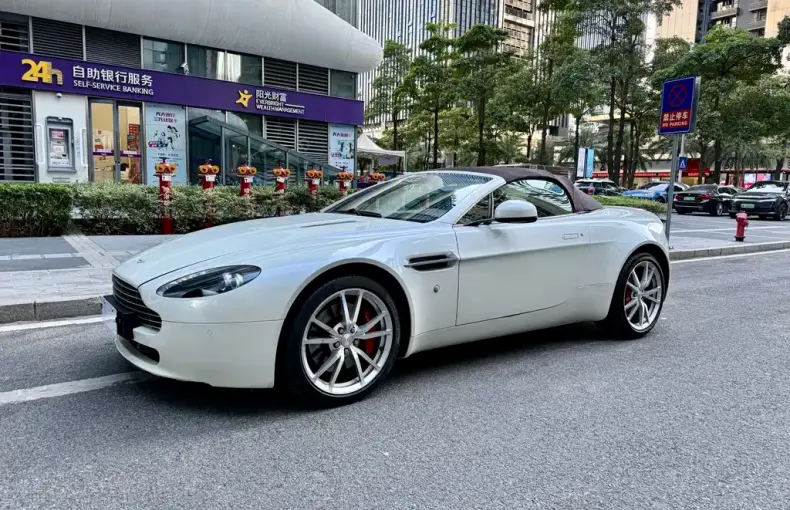 Aston Martin V8 Vantage 2011 из Китая