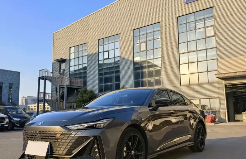 Changan UNI-V 2024 из Китая