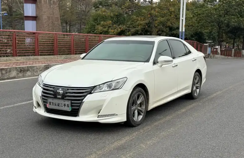 Toyota Crown 2016 из Китая