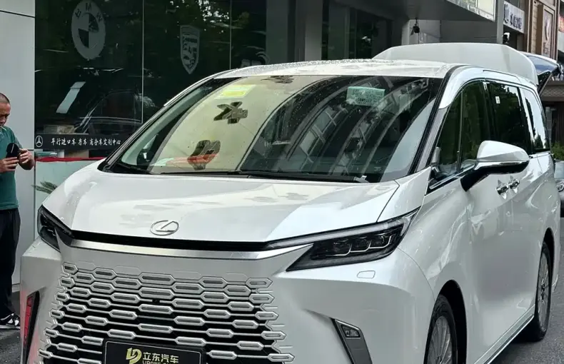 Lexus LM из Китая