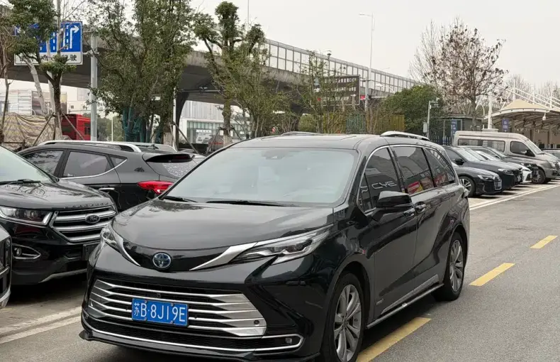 Toyota Sienna 2023 из Китая