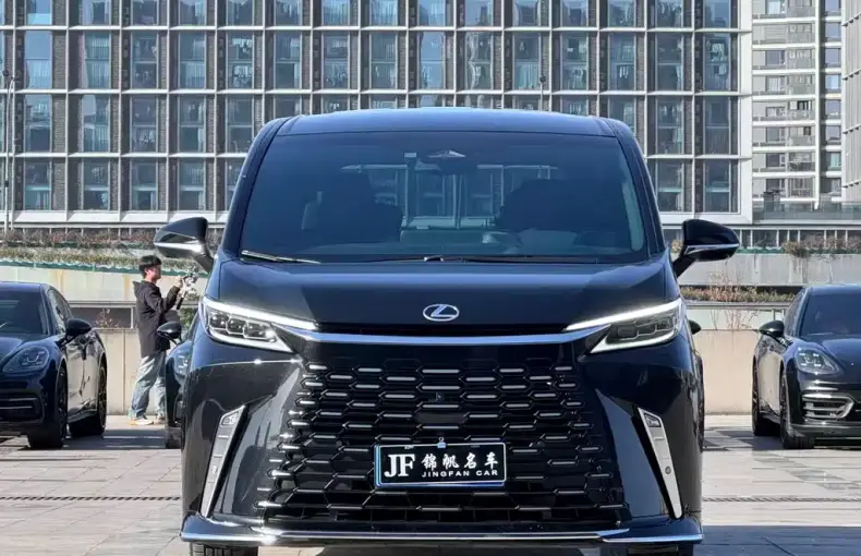 Lexus LM 2024 из Китая