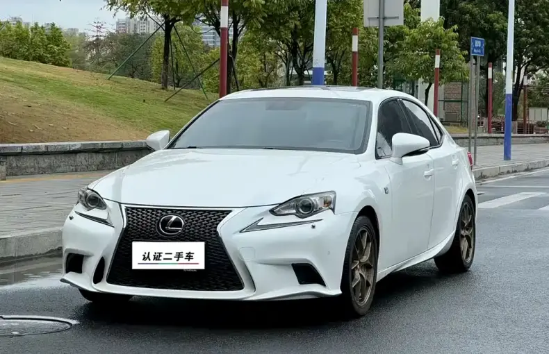 Lexus IS 2016 из Китая