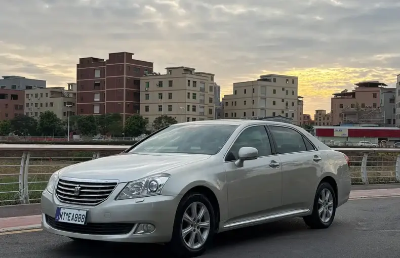 Toyota Crown 2010 из Китая